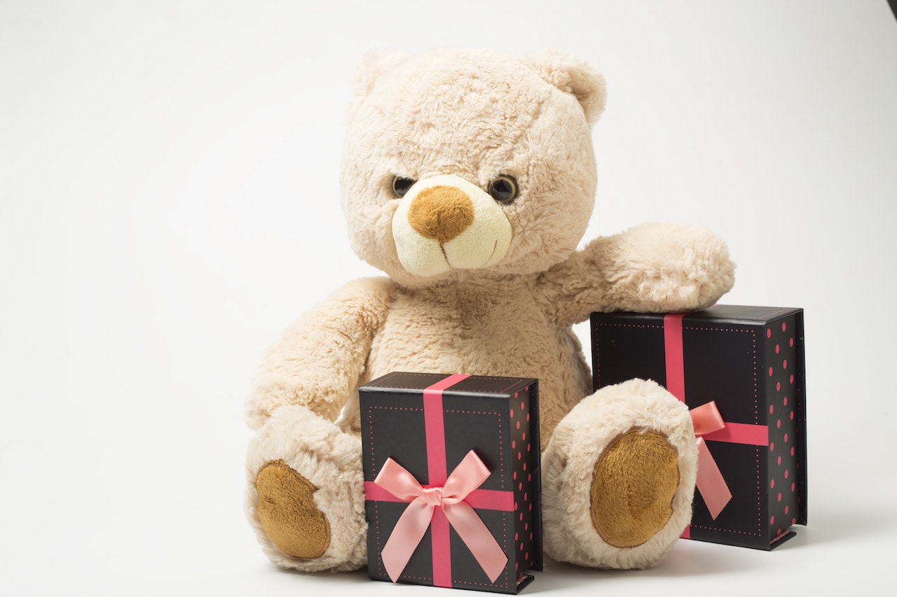 What are the factors to consider when choosing a gift for your boyfriend?