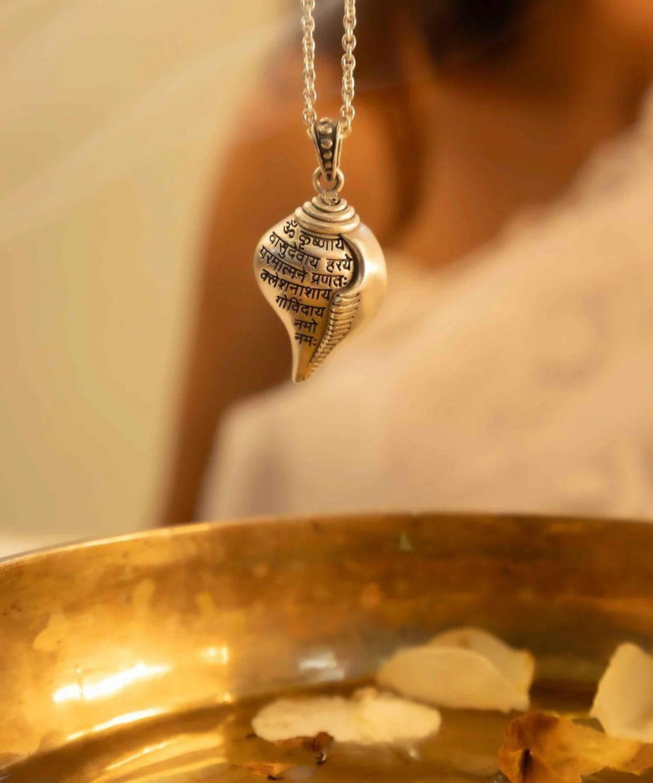 Shri Krishna Shankha Pendant with Chain