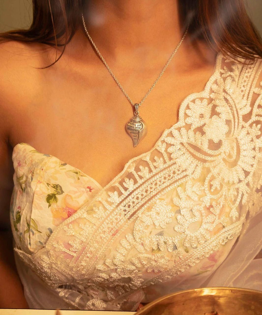 Shri Krishna Shankha Pendant with Chain
